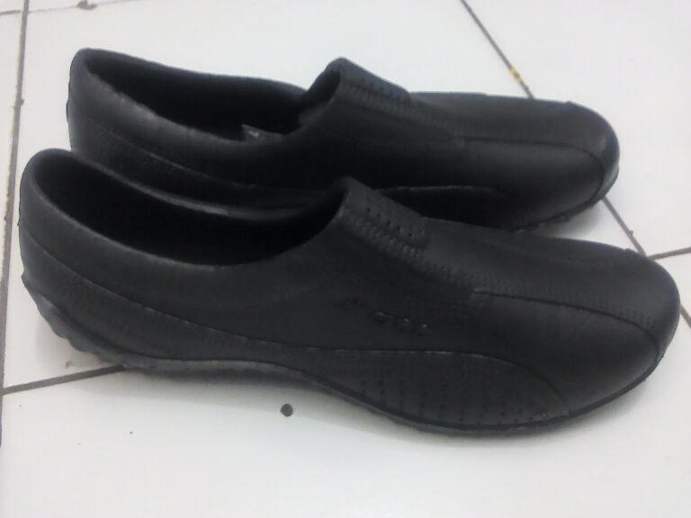 Sepatu Karet Karyawan Pabrik Cakung #1 Harga Supplier • 0823 3229 6177 (Hildan)